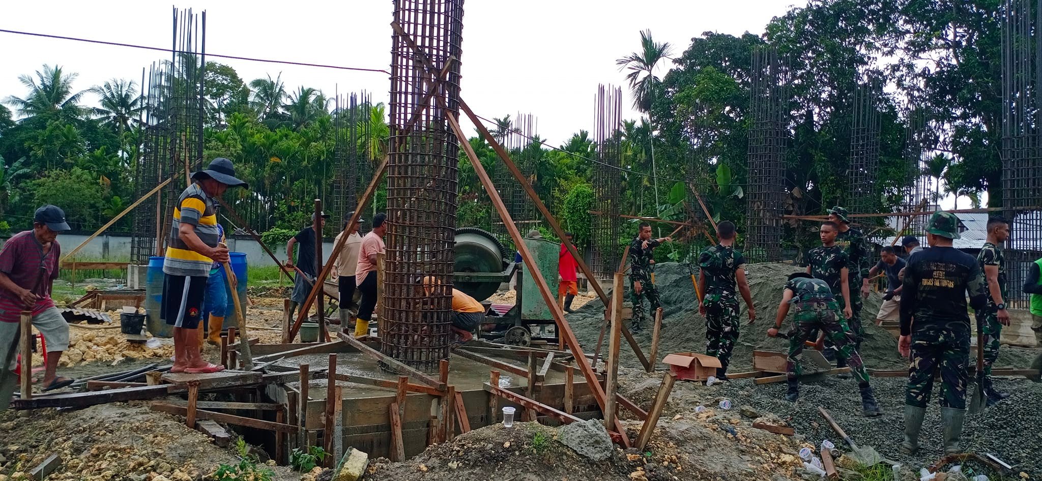 Semangat Tak Surut di Tengah Hujan: Gotong Royong Bangun Masjid Agung Nurul Huda Keerom Semangat Tak Surut di Tengah Hujan: Gotong Royong Bangun Masjid Agung Nurul Huda Keerom